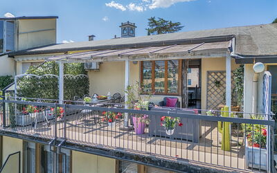 Casamia Tuscan Oasis: 4Br Panoramic Penthouse, Sky: Balcon, Pot De Fleur, Porche, Le Fer, Ombre, Plante D'Appartement, Chaise, Conception, Structure En Plein Air, Balustrade