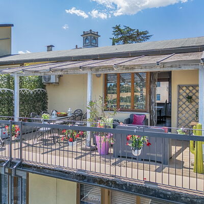 Casamia Tuscan Oasis: 4Br Panoramic Penthouse, Sky: Balcon, Pot De Fleur, Porche, Le Fer, Ombre, Plante D'Appartement, Chaise, Conception, Structure En Plein Air, Balustrade