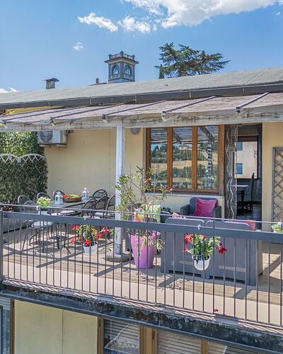 Casamia Tuscan Oasis: 4Br Panoramic Penthouse, Sky: Balcon, Pot De Fleur, Porche, Le Fer, Ombre, Plante D'Appartement, Chaise, Conception, Structure En Plein Air, Balustrade