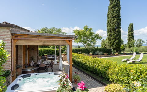 Capanna Di Elfo: Piscine, Arbuste, Jardin, Meubles, Recours, Pot De Fleur, Mobilier De Jardin, Eco Hôtel, Cour