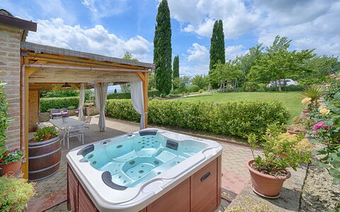 Capanna Di Elfo: Piscine, Luminaire Plomberie, Baignoire, Recours, Meubles, Pot De Fleur, Loisir, Plante D'Appartement, Jacuzzi