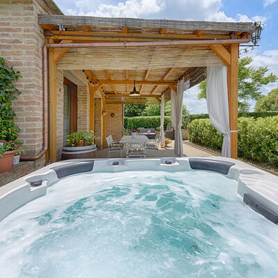 Capanna Di Elfo: Piscine, Recours, Meubles, Pot De Fleur, Eco Hôtel, Loisir, Plante D'Appartement, Mobilier De Jardin, Baignoire