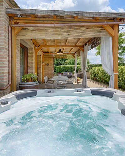 Capanna Di Elfo: Piscine, Recours, Meubles, Pot De Fleur, Eco Hôtel, Loisir, Plante D'Appartement, Mobilier De Jardin, Baignoire