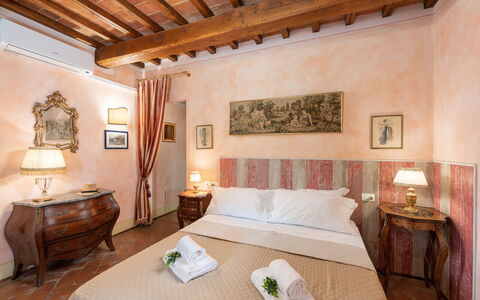 Dimora Di Castroncello: Mur, Meubles, Design Intérieur, Domicile, Sol, Pot De Fleur, Chambre, Lit, Appartement, Plante D'Appartement