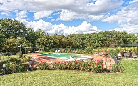 Dimora Di Castroncello: Piscine, Jardin, Recours, Aménagement Paysager, Pelouse, Parc, Ombre, Cour, Arrière-Cour, Eco Hôtel