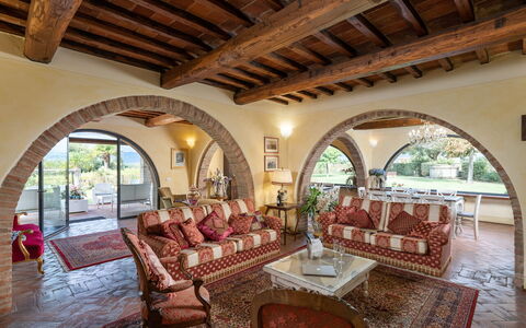 Dimora Di Castroncello: Meubles, Design Intérieur, Plafond, Canapé, Sol, Pièce, Sol, Éclairage, Table, Salon