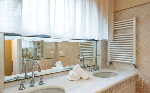 Dimora Di Castroncello: Design Intérieur, Mur, Luminaire Plomberie, Sol, Sol, Salle De Bains, Lavabo, Évier, Robinet, Miroir