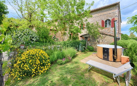 Podere Lorena, Charming Tuscan Farmhouse: Jardin, Arbuste, Lot Terre, Arrière-Cour, Pelouse, Cour, Aménagement Paysager, Ombre, Batiments Jardin, Structure En Plein Air