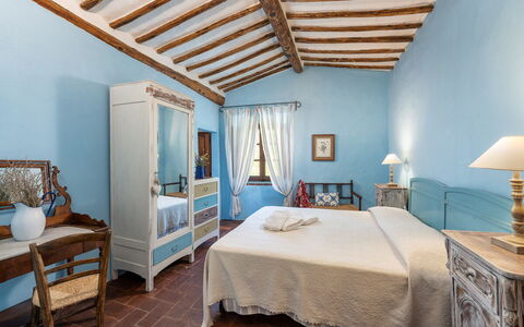 Podere Lorena, Charming Tuscan Farmhouse: Meubles, Lit, Chambre, Sol, Design Intérieur, Sol, Textile, Literie, Drap De Lit, Linge