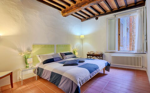 The Silent Courtyard Retreat: Spacious 2-Bedroom S: Design Intérieur, Mur, Lit, Chambre, Plafond, Sol, Meubles, Sol, Pièce, Drap De Lit