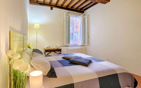 The Silent Courtyard Retreat: Spacious 2-Bedroom S: Design Intérieur, Bois, Chambre, Plafond, Lit, Meubles, Pièce, Sol, Sol, Drap De Lit