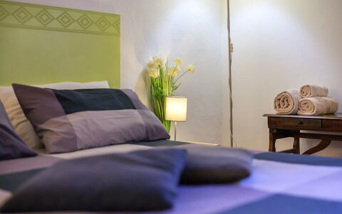 The Silent Courtyard Retreat: Spacious 2-Bedroom S: Lit, Meubles, Chambre, Literie, Design Intérieur, Drap De Lit, Linge, Pièce, Sol, Textile