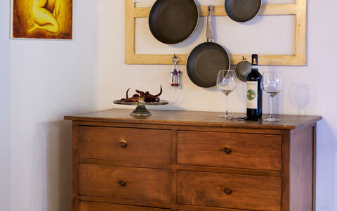 The Silent Courtyard Retreat: Spacious 2-Bedroom S: Bois, Meubles, Cuisine, Cabinetry, Tiroir, Placard, Tache De Bois, Rayonnage