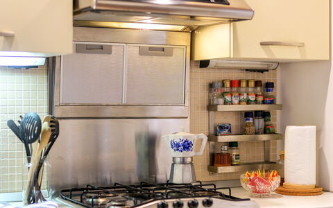 The Silent Courtyard Retreat: Spacious 2-Bedroom S: Appareil De Cuisine, Cuisine, Électroménager, Principaux Appliance, Comptoir, Cuisinière, Le Fourneau, Gaz Poele, Cabinetry, Petit Appareil