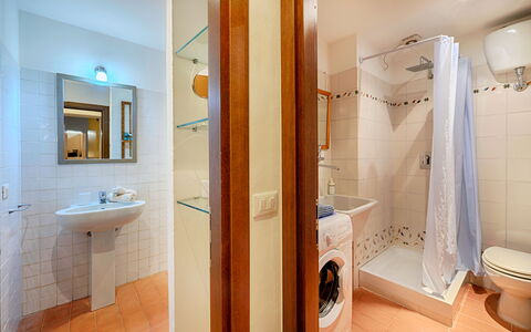 The Silent Courtyard Retreat: Spacious 2-Bedroom S: Sol, Sol, Luminaire Plomberie, Salle De Bains, Design Intérieur, Bois, Lavabo, Plafond, Évier, Pièce