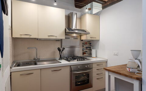 The Silent Courtyard Retreat: Spacious 2-Bedroom S: Appareil De Cuisine, Cuisine, Comptoir, Principaux Appliance, Cabinetry, Cuisinière, Le Fourneau, Électroménager, Design Intérieur, Evier