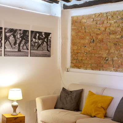 The Silent Courtyard Retreat: Spacious 2-Bedroom S: Mur, Design Intérieur, Meubles, Sol, Pièce, Domicile, Sol, Salon, Éclairage, Canapé