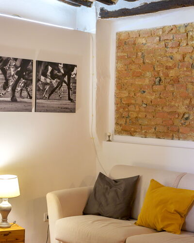 The Silent Courtyard Retreat: Spacious 2-Bedroom S: Mur, Design Intérieur, Meubles, Sol, Pièce, Domicile, Sol, Salon, Éclairage, Canapé