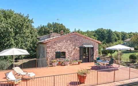 Casale del Timignano, Private Villa with Huge Gard: Chalet, Brique, Biens, Cour, Ferme, Pot De Fleur, Villa, Plante D'Appartement, Balcon, Arrière-Cour