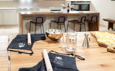 Villa Cortona: Eco-Sustainable Luxury Estate with: Meubles, Tache De Bois, Dur, Électroménager, Cuisine, Serveware, Parquet, Aliments, Comptoir