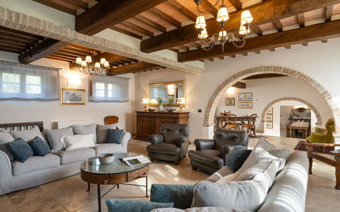 Villa Cortona: Eco-Sustainable Luxury Estate with: Meubles, Design Intérieur, Canapé, Mur, Sol, Bois, Plafond, Table, Pièce, Salon