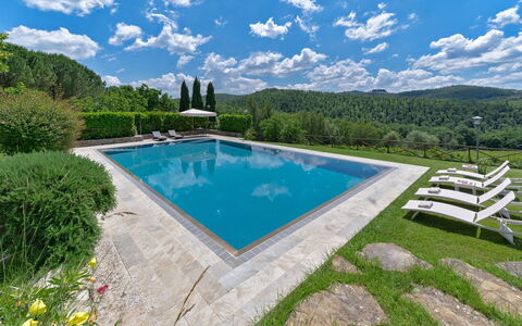 La Dimora del Chianti Dimora: Stunning Tuscan Vill: Bleu, Piscine, Recours, Mobilier De Jardin, Eco Hôtel, Aménagement Paysager, Caractéristique De L'Eau, Ombre, Thermes, Miroir D'Eau