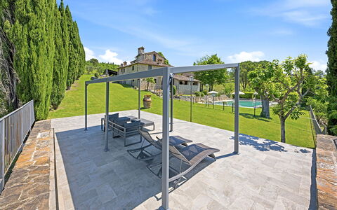 La Dimora del Chianti Dimora: Stunning Tuscan Ston: Composite, Meubles, Ombre, Mobilier De Jardin, Jardin, Structure En Plein Air, Béton, Aménagement Paysager, Dalle, Pergola
