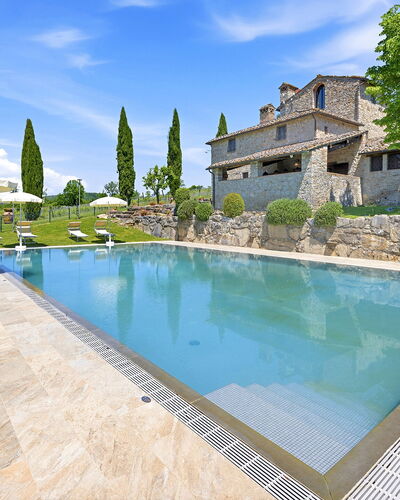 La Dimora del Chianti Dimora: Stunning Tuscan Ston: Bleu, Piscine, Biens, Recours, Mobilier De Jardin, Thermes, Villa, Eco Hôtel, Caractéristique De L'Eau, Hacienda