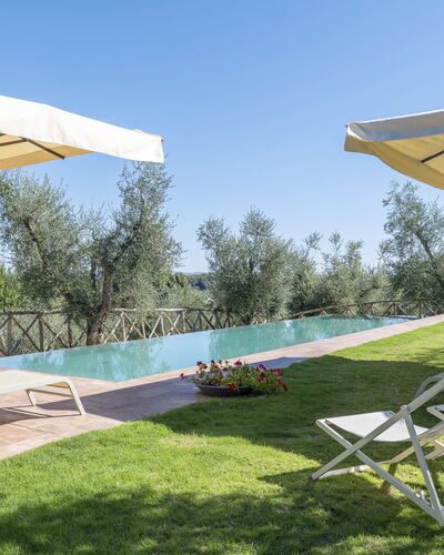 Villa del Mangia - Luxury Villa with Infinity Pool: Bleu, Piscine, Mobilier De Jardin, Chaise, Balancelle, Aménagement Paysager, Villa, Eco Hôtel, Recours, Plantation