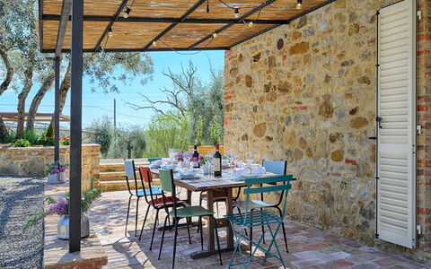 Marielena Authentic Chianti Retreat: Panoramic Vie: Meubles, Table, Mobilier De Jardin, Table Cuisine Et Salle A Manger, Chaise, Tableau De Plein Air, Patio, Ombre, Salle À Manger, Restaurant