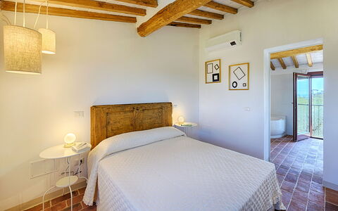 Marielena Authentic Chianti Retreat: Panoramic Vie: Mur, Design Intérieur, Chambre, Sol, Domicile, Sol, Lit, Plafond, Meubles, Pièce