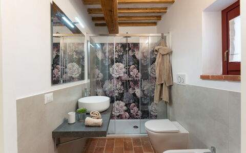 Marielena Authentic Chianti Retreat: Panoramic Vie: Luminaire Plomberie, Design Intérieur, Sol, Salle De Bains, Sol, Évier, Robinet, Lavabo, Plomberie, Domicile