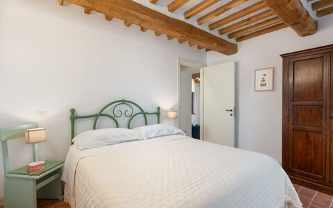 Marielena Authentic Chianti Retreat: Panoramic Vie: Mur, Chambre, Meubles, Lit, Design Intérieur, Plafond, Sol, Sol, Literie, Drap De Lit