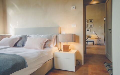 Villa Petrosa: Your Private Escape Overlooking the: Lit, Meubles, Chambre, Mur, Design Intérieur, Literie, Drap De Lit, Sol, Sol, Linge