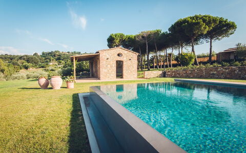 Villa Petrosa: Your Private Escape Overlooking the: Piscine, Jardin, Biens, Aménagement Paysager, Recours, Arrière-Cour, Caractéristique De L'Eau, Ferme, Villa, Cour