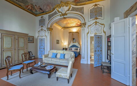 Elegant Suite: Florence Apartment with View on Med: Design Intérieur, Meubles, Plafond, Sol, Pièce, Sol, Chambre, Chaise, Salon, Moulage