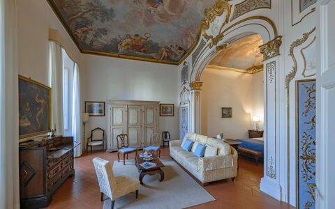 Elegant Suite: Florence Apartment with View on Med: Meubles, Design Intérieur, Sol, Sol, Plafond, Éclairage, Pièce, Salon, Chaise, Cadre