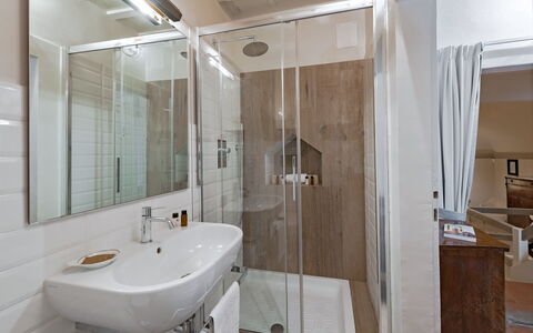 Elegant Suite: Florence Apartment with View on Med: Salle De Bains, Luminaire Plomberie, Design Intérieur, Sol, Sol, Évier, Plomberie, Pièce, Plafond, Robinet