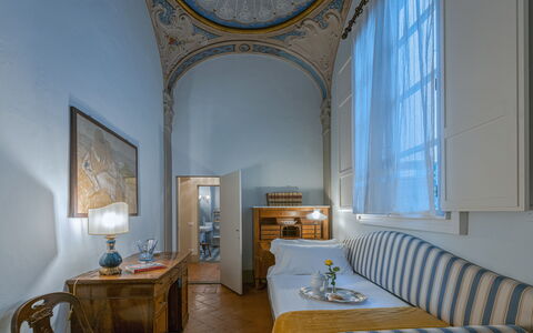 Elegant Suite: Florence Apartment with View on Med: Meubles, Design Intérieur, Plafond, Pièce, Sol, Sol, Domicile, Salon, Canapé, Cadre