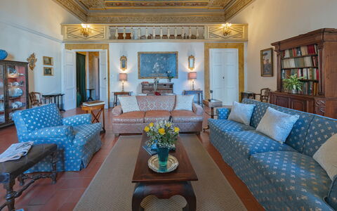 Elegant Suite: Florence Apartment with View on Med: Meubles, Design Intérieur, Sol, Pièce, Sol, Table, Plafond, Cadre, Canapé, Chaise