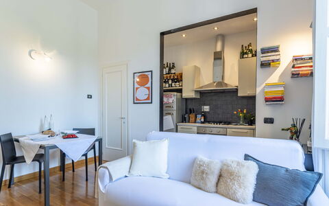 Green Suite Florence: Meubles, Design Intérieur, Sol, Pièce, Sol, Canapé, Bois, Plafond, Table, Salon