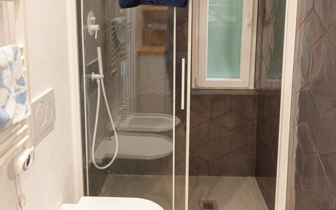 La Casa Dei Mandarini: Sol, Sol, Salle De Bains, Siège De Toilette, Luminaire Plomberie, Design Intérieur, Toilette, Plomberie, Tuile, Miroir