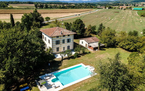 Villa Amelia: Bâtiment, Maison, Zone Résidentielle, Domicile, Piscine, Biens, Établissements Humains, Ferme, Chalet, Pelouse