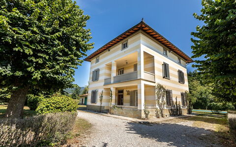 Villa Amelia: Domicile, Maison, Zone Résidentielle, Arbuste, Porte, Biens, Chalet, Ferme, Jardin, Aménagement Paysager