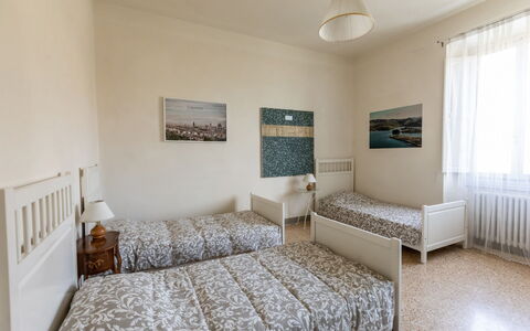 Villa Amelia: Lit, Chambre, Mur, Meubles, Design Intérieur, Bois, Sol, Drap De Lit, Literie, Sol