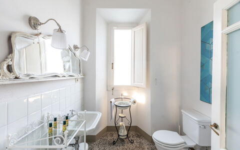 Villa Amelia: Salle De Bains, Mur, Luminaire Plomberie, Design Intérieur, Sol, Plomberie, Sol, Robinet, Évier, Domicile