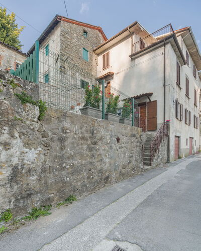 Viola: Mur, Fenêtre, Bâtiment, Surface De La Route, Route, Quartier, Architecture, Ville, Rue, Ruelle