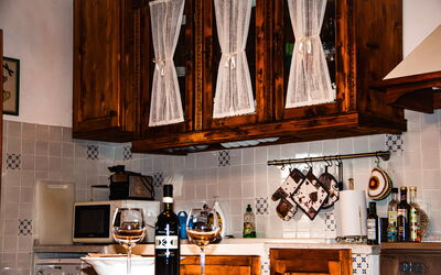 Ettore: Bois, Design Intérieur, Cuisine, Cabinetry, Éclairage, Meubles, Comptoir, Marron, Luminaire, Pièce