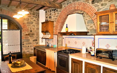 Gina: Cuisine, Meubles, Design Intérieur, Mur, Sol, Bois, Appareil De Cuisine, Plafond, Cuisinière, Comptoir