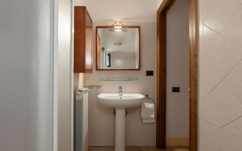 Casa Livia: Mur, Luminaire Plomberie, Lavabo, Bois, Sol, Design Intérieur, Évier, Sol, Salle De Bains, Miroir